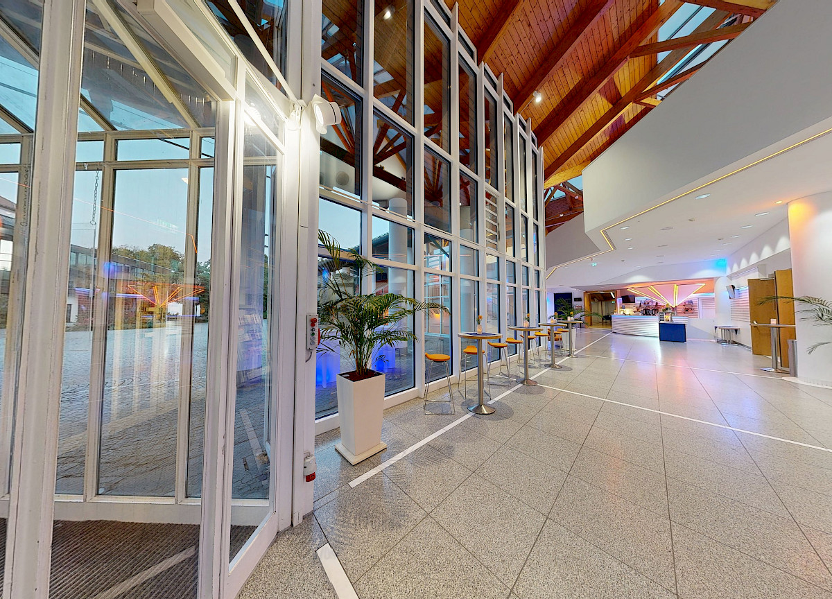 Eingang Foyer Glasfront eventforum ERDING