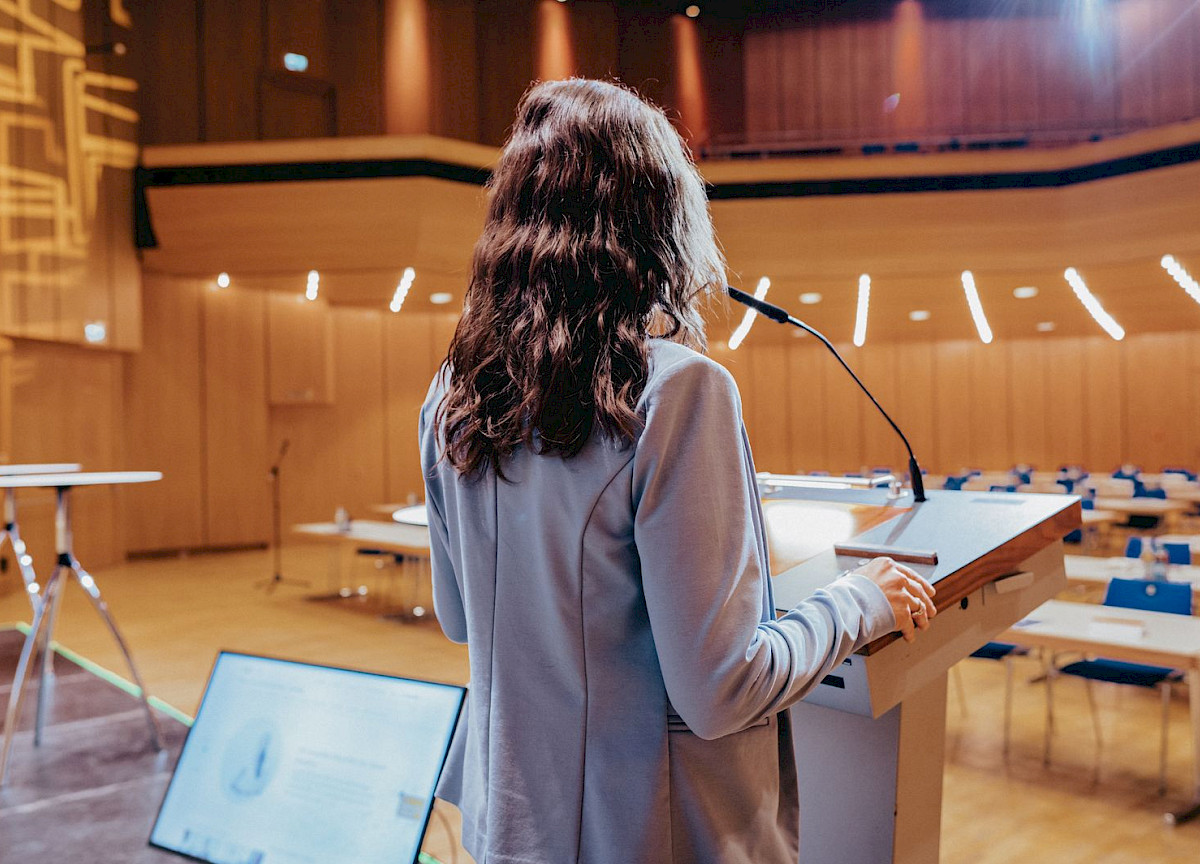 Grosser Saal Rednerin Konferenz