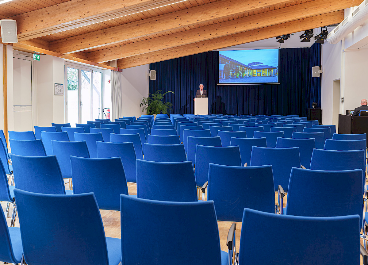 Kleiner Saal Reihe Podest mit Redner