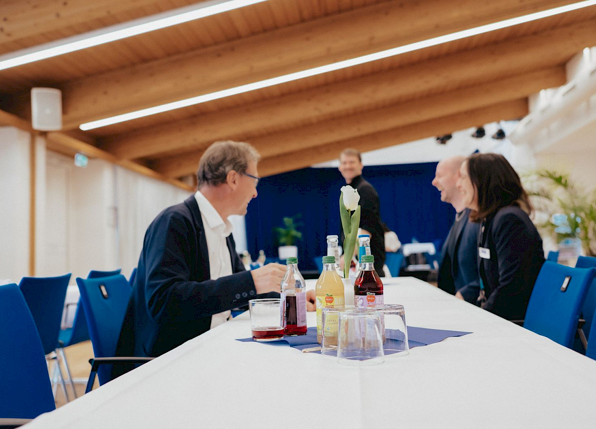 Kleiner Saal Catering Gäste am Tisch