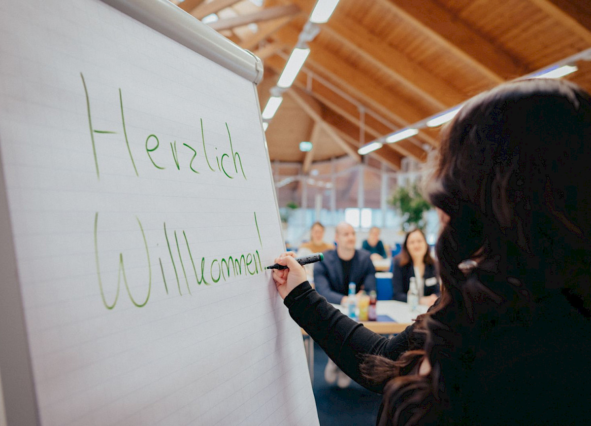 Seminarraum Herzlich willkommen Flipchart Vortrag