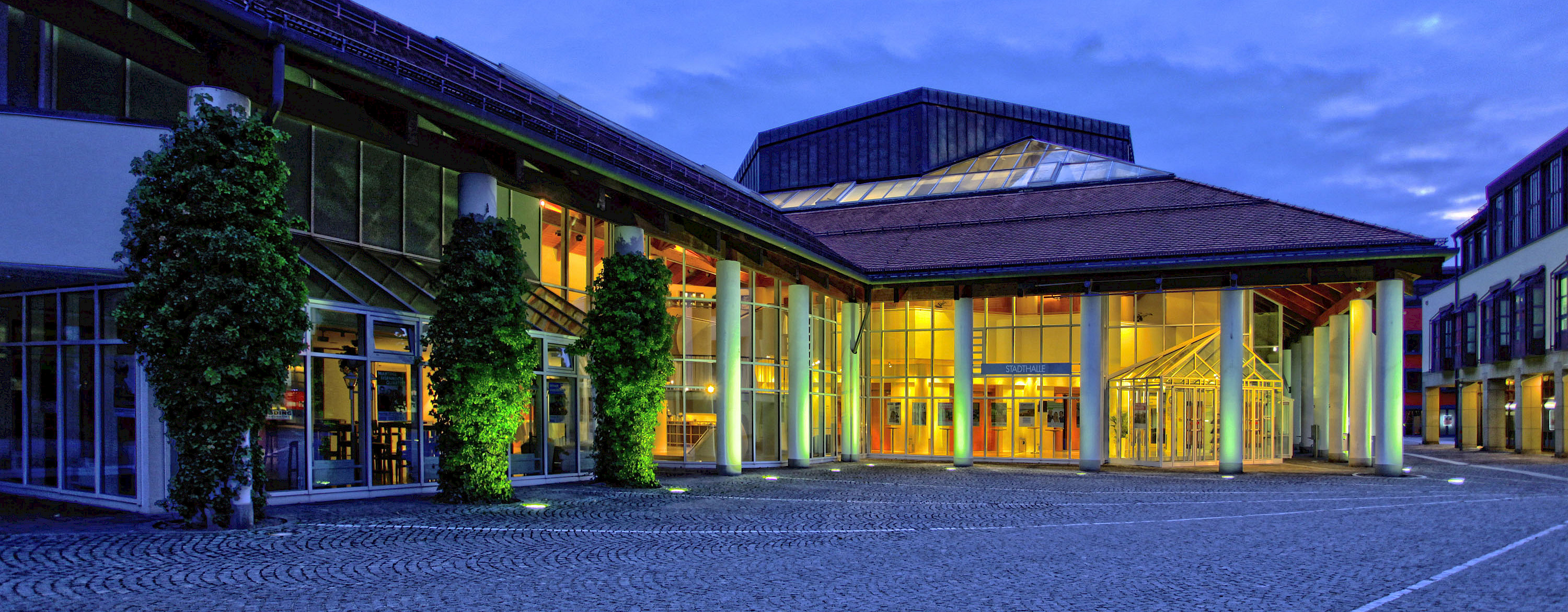 eventforum ERDING beleuchtet am Abend