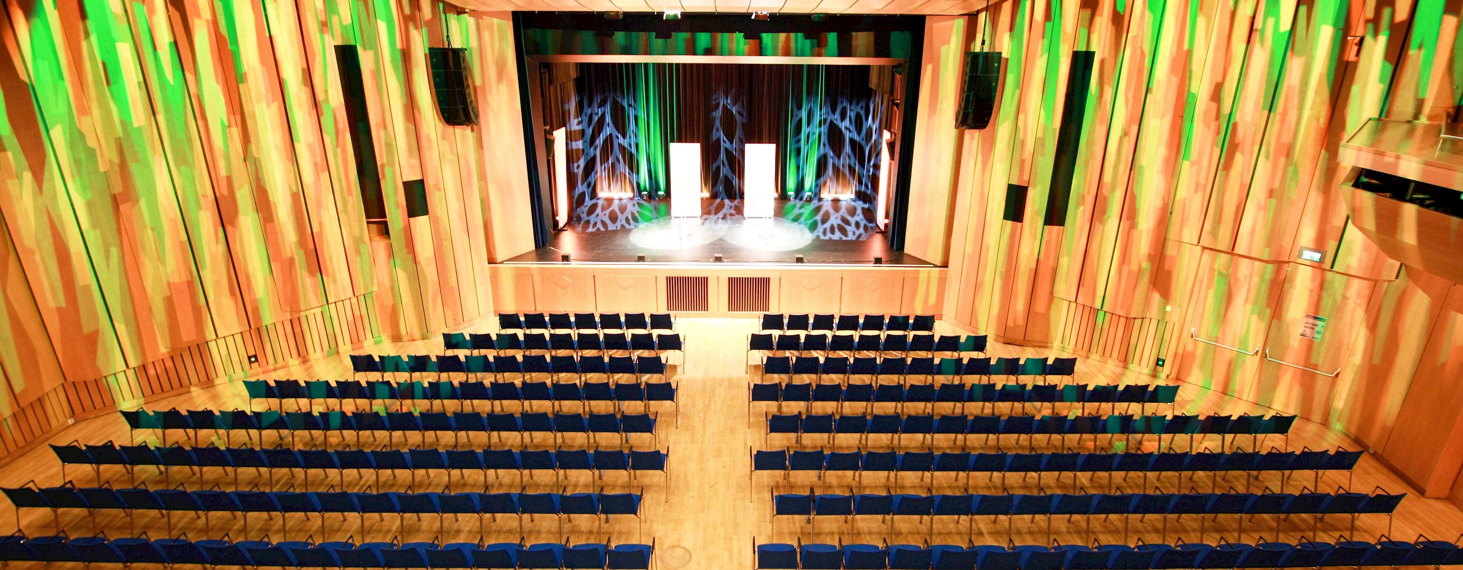 Großer Saal Kulturevent mit grüner Lichtstimmung