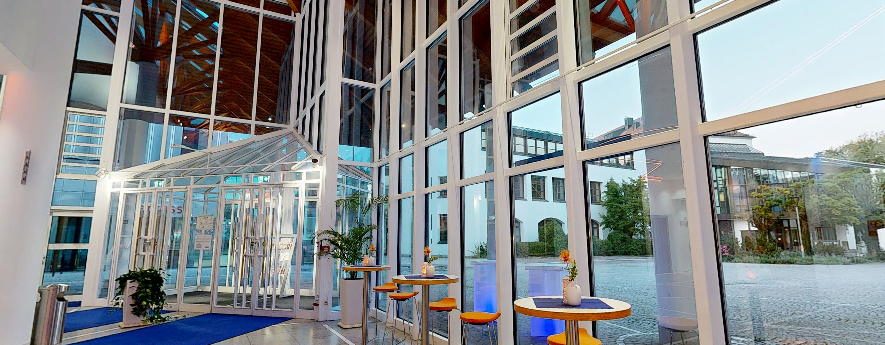 Foyer eventforum ERDING Stehtische an der Glasfront