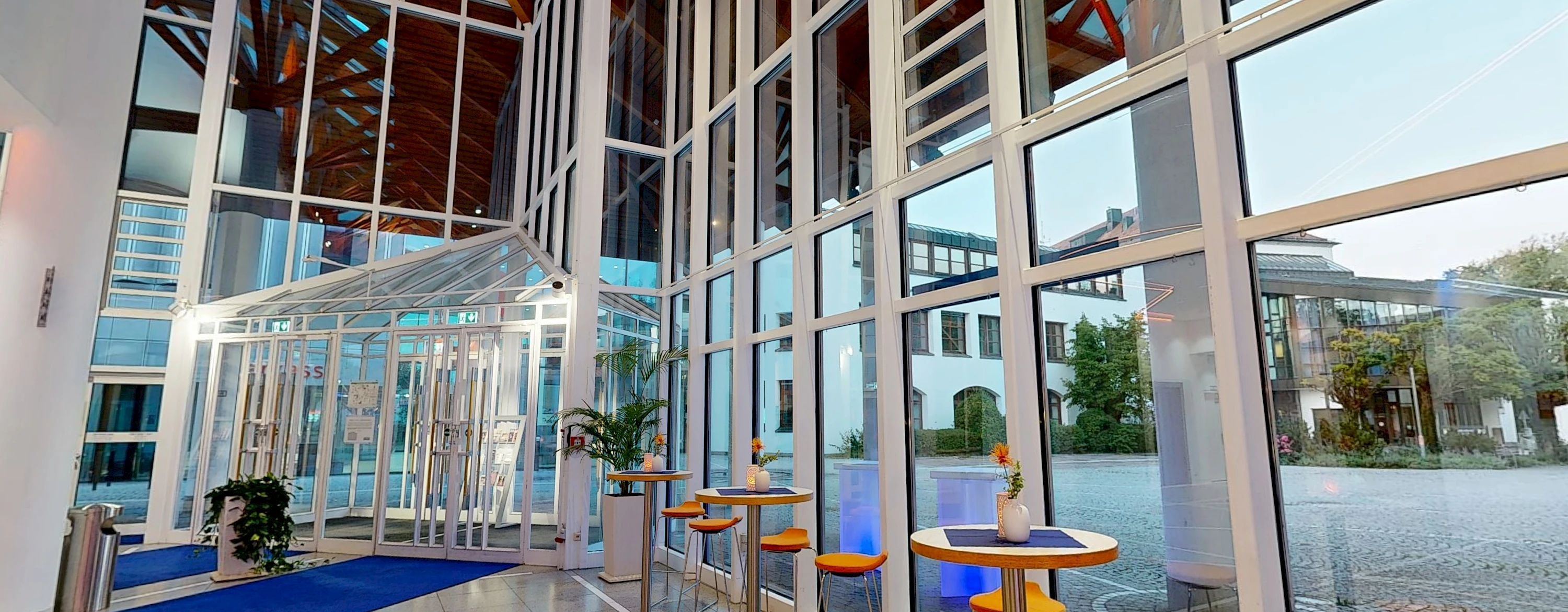 Foyer eventforum ERDING Glasfront mit Stehtischen