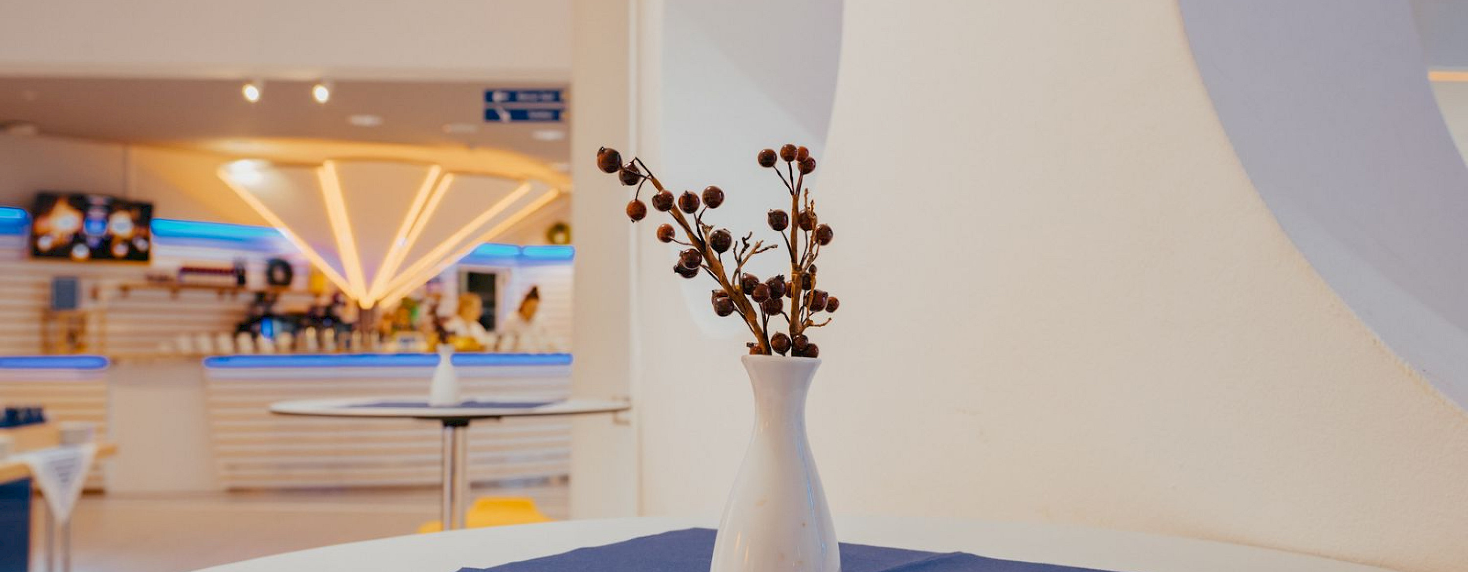 Foyer Stehtisch mit Blick auf Foyerbar