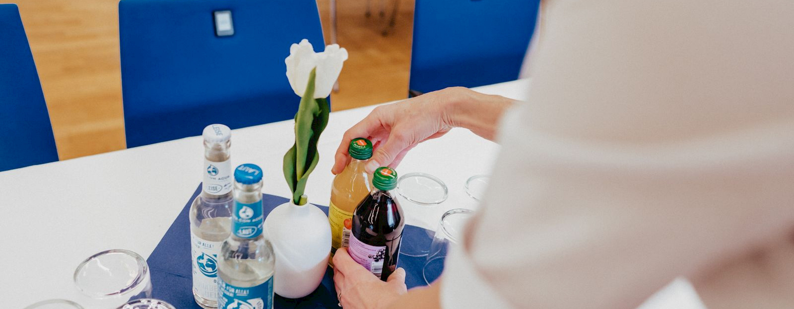 Eindecken der Tische Catering Kleiner Saal