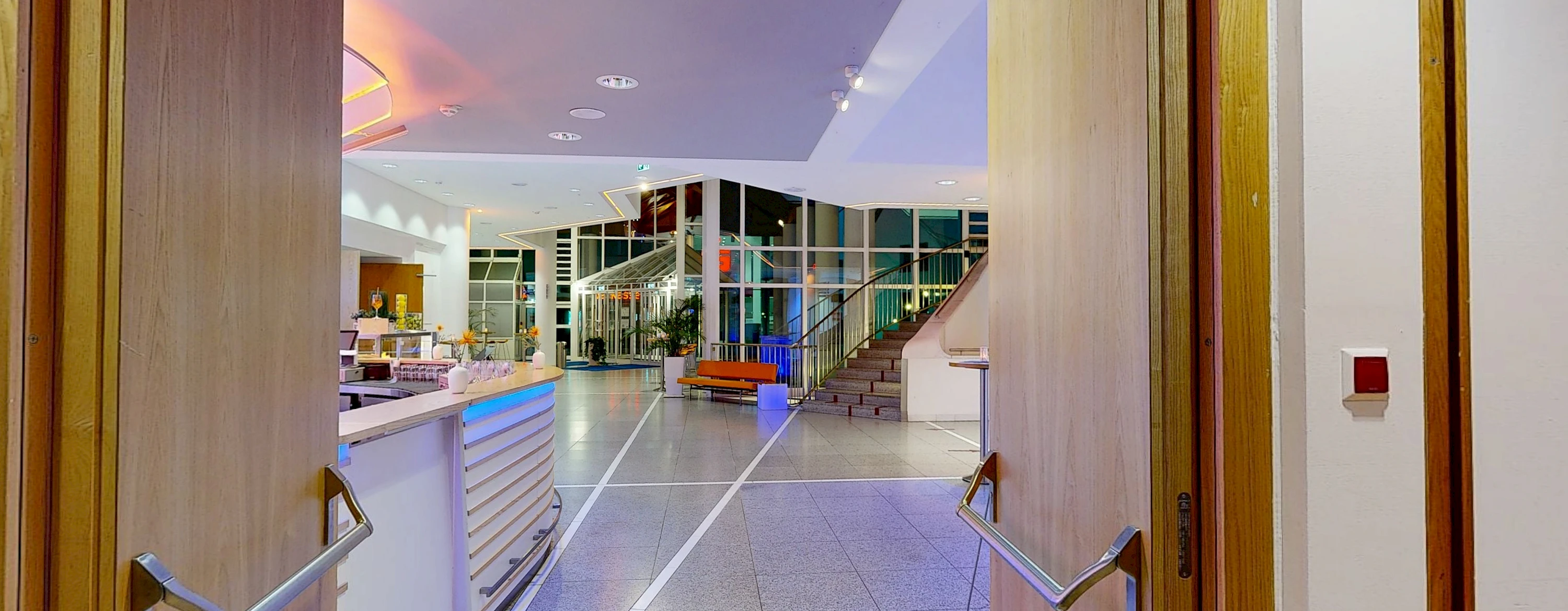 Kleiner Saal Blick ins Foyer