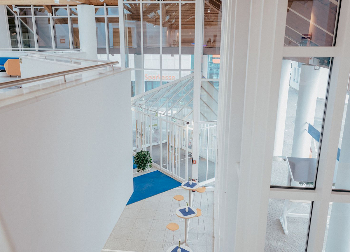 Foyer OG Stehtische