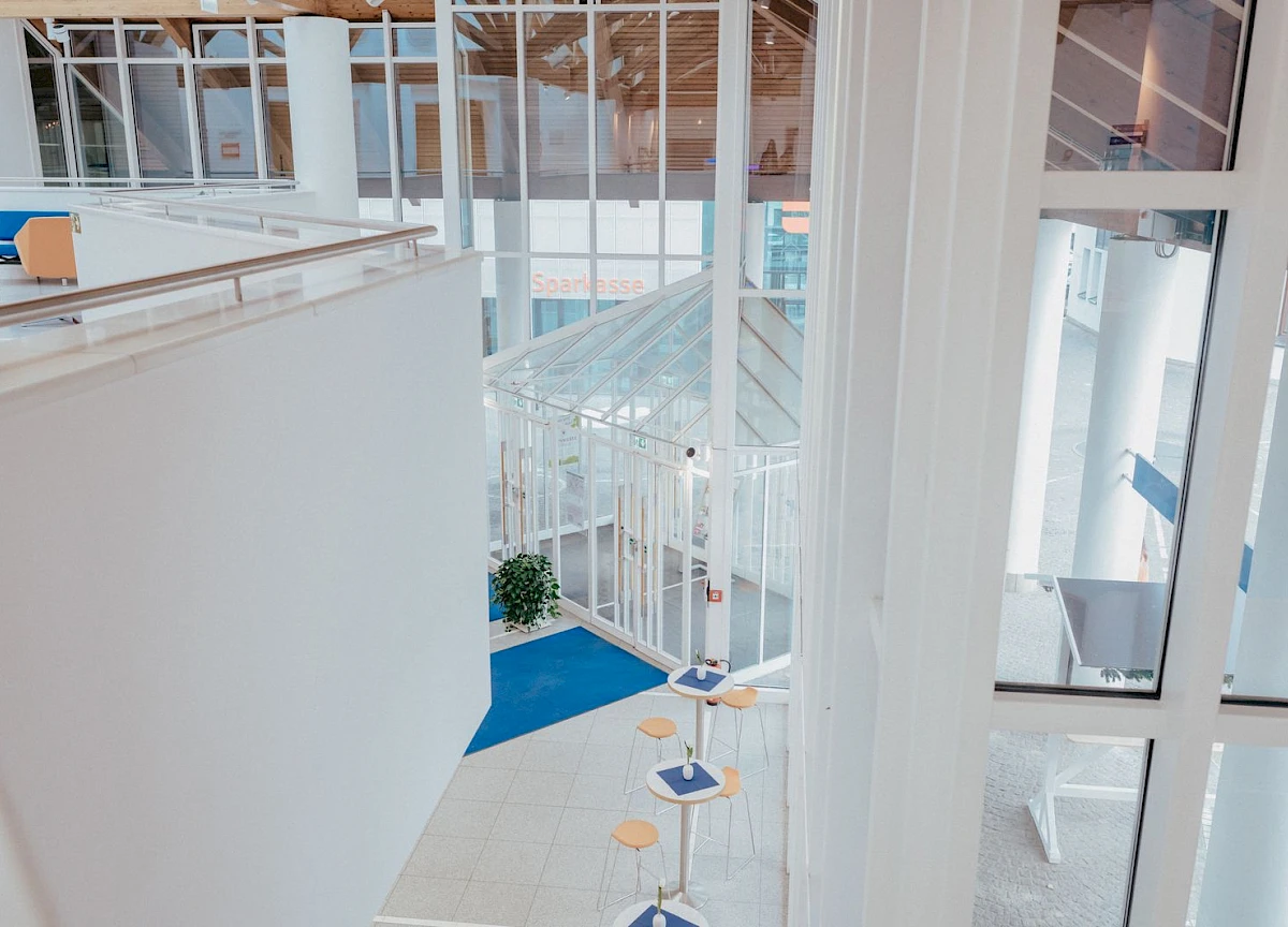Foyer OG mit Blick auf Glasfront