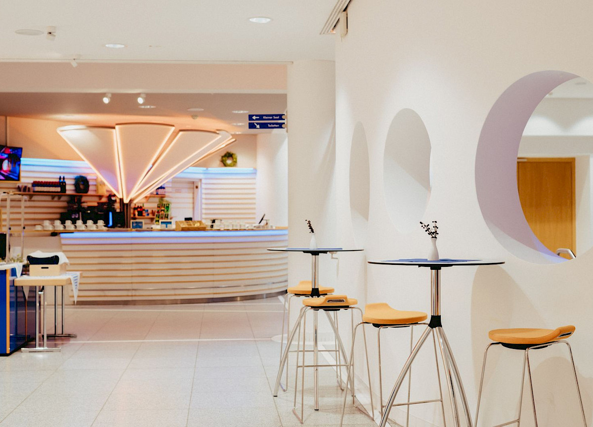 Foyer EG Stehtische Foyerbar
