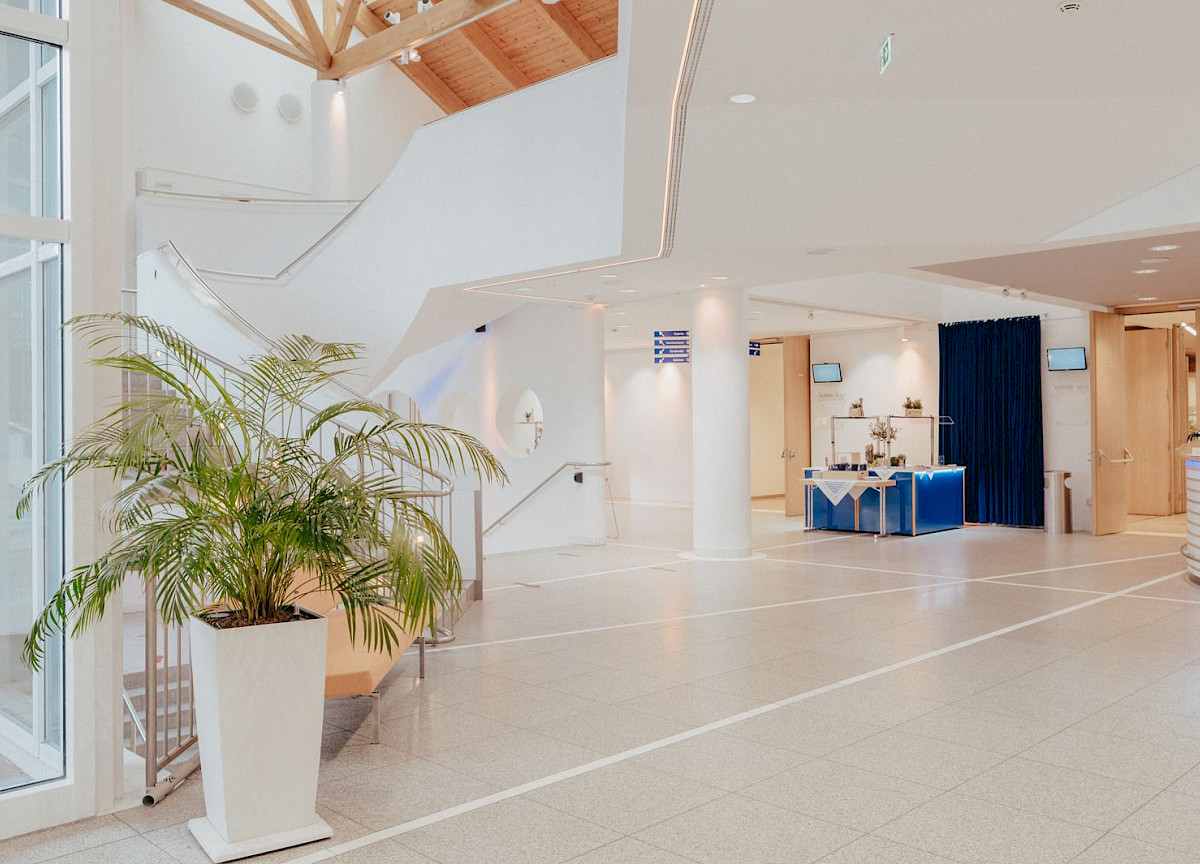 Foyer EG Tagung Treppenhaus Buffettaufbau