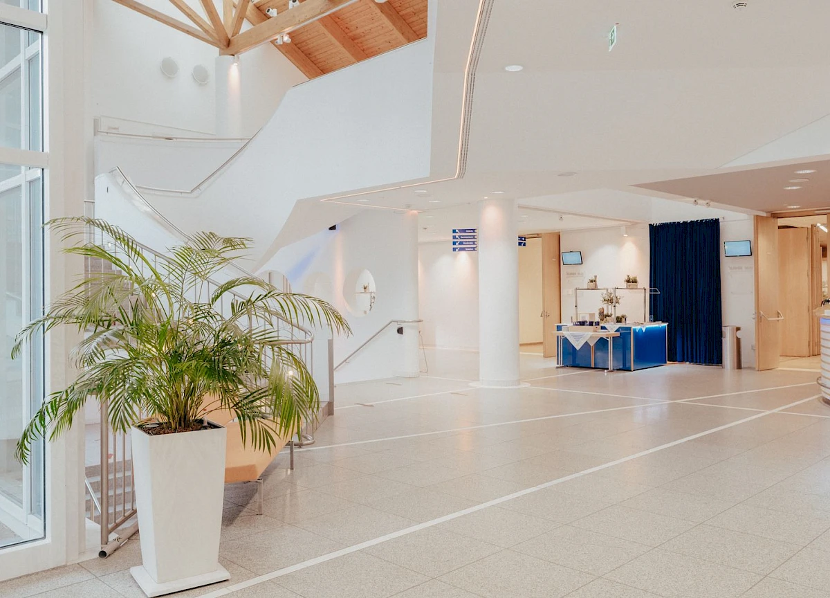 Foyer bei Tagung mit Buffettaufbau