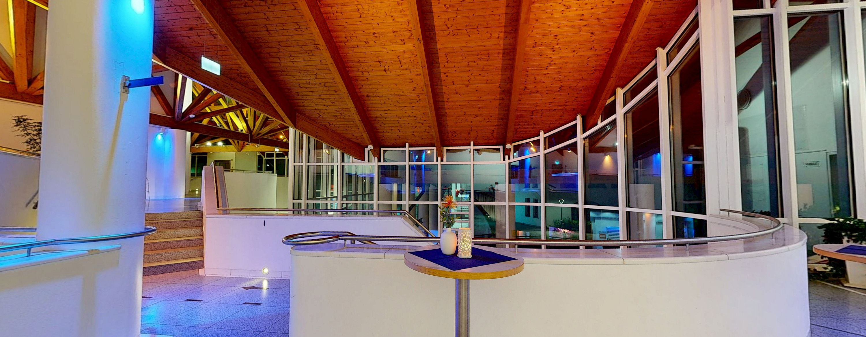 Foyer OG Treppenhaus Abendstimmung