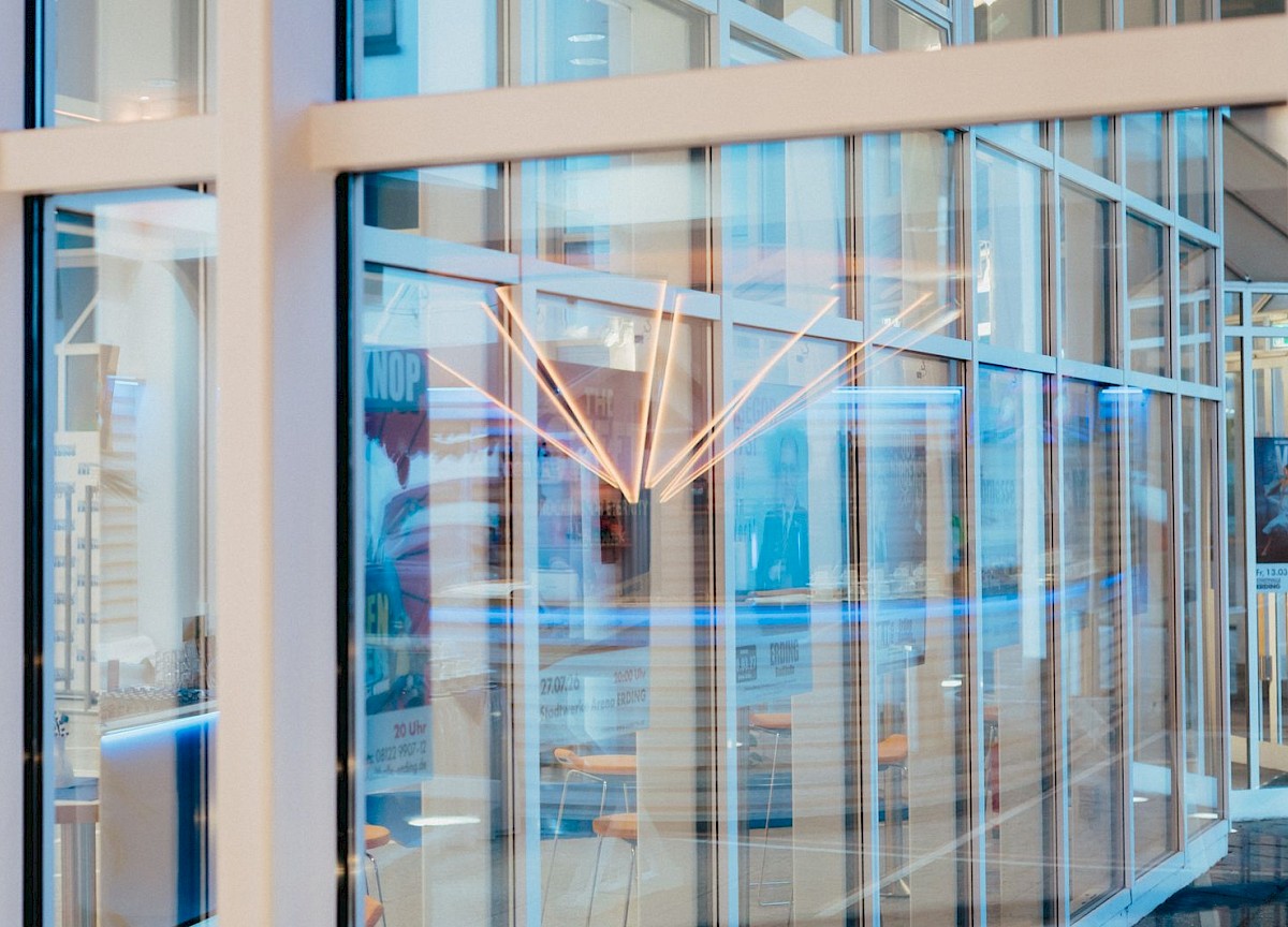 Glasfront Foyer Spiegelung Foyerbar
