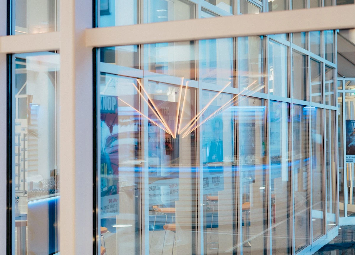 Glasfront im Foyer mit Spiegelung der Foyerbar