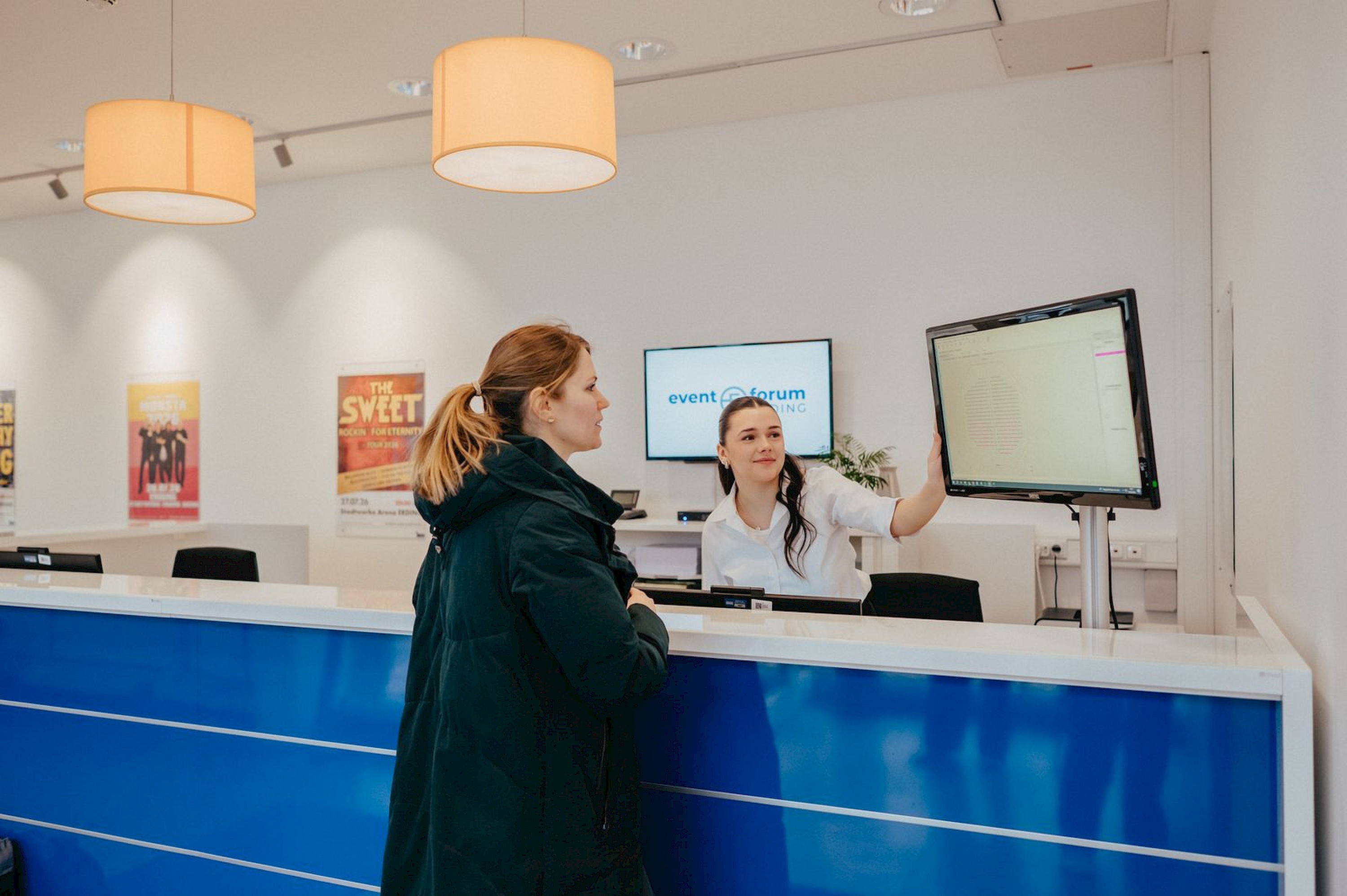 Vorverkauf Ticketshop eventforum ERDING mit Kundin
