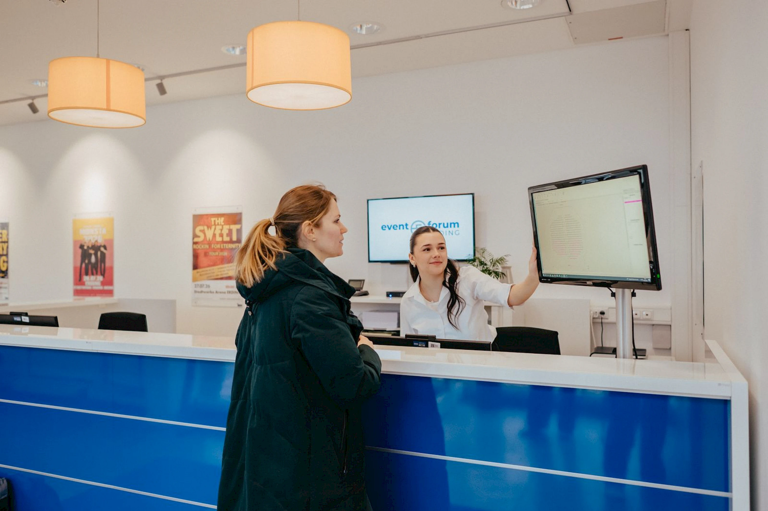 Vorverkauf Ticketshop eventforum ERDING mit Kundin