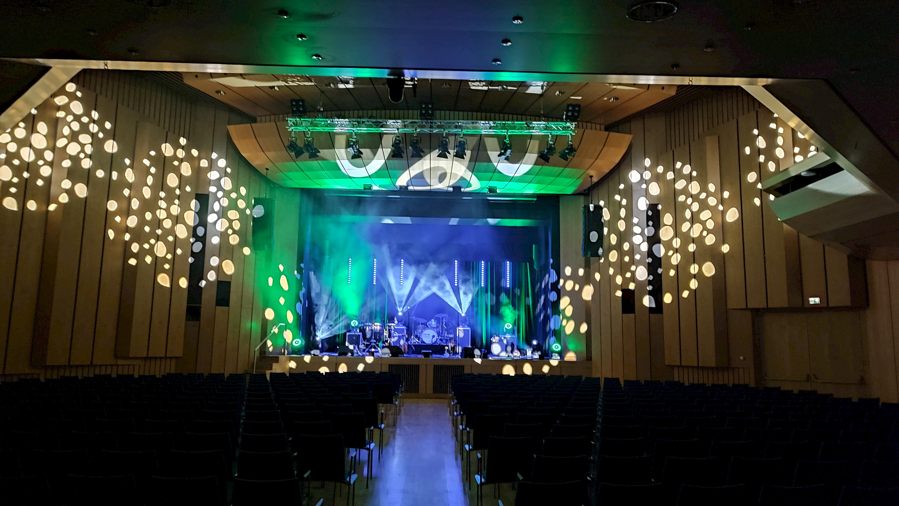 Newsletter Events Kultur evenforum ERDING Bühne mit Band